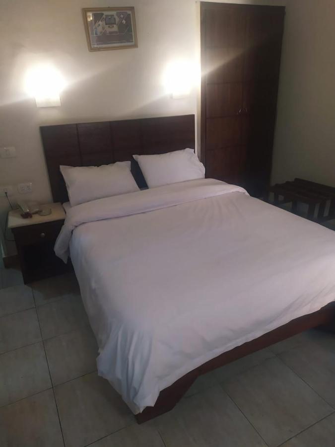 Hotel Regency *